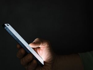 DeepSeek、豆包国内霸榜，谷歌海外逆袭OpenAI，AI浪潮转向硬科技，AI手机元年将至
