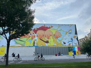 一边是新星IP的跨界狂欢，一边是顶流退潮后的增长压力：星星人能否接棒泡泡玛特的LABUBU？