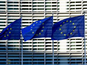 欧盟强烈谴责美国：如有需要，欧方将迅速并坚决作出回应！马克龙发声：这些措施等同于恐吓和胁迫