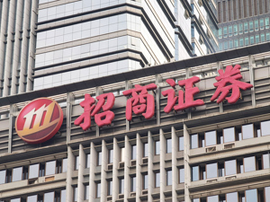 港股速报 | 港股放量上攻 恒指涨超1.38% 券商建议：积极做多！