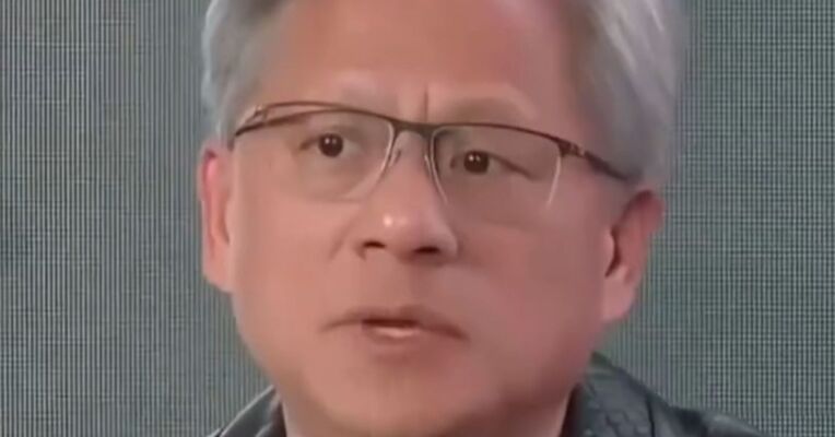 黄仁勋：请从容接受社会的毒打 韧性只能在磨练中拥有