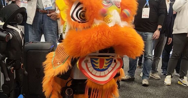 中国人形机器人闪耀CES：现场舞狮、跳舞、打乒乓球