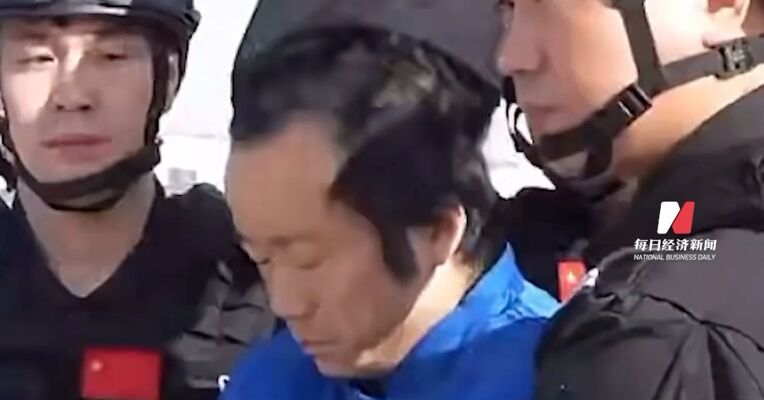 现场视频来了！公安部：重大跨境赌诈犯罪集团头目陈志被从柬埔寨押解回国