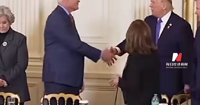 特朗普推介委内瑞拉石油产业 美石油企业态度谨慎兴趣不大 特朗普：美将立即开始提炼和销售多达5000万桶委内瑞拉石油 所有国家都能买！ 美方工作组已抵达委内瑞拉首都