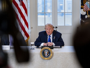 美国强掳马杜罗，盯上格陵兰，意欲何为？2026年CES盘点：AI迈入“物理世界”；韩国军方回应“无人机入侵朝鲜领空”；内存涨价潮引爆市场，闪迪大涨37% | 一周国际财经
