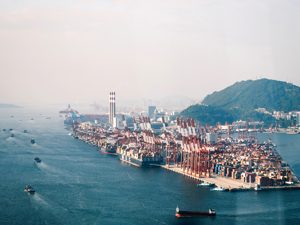连迈两个万亿级台阶！2025全年进出口规模超45万亿元，有国内AI公司海外采购订单月均翻倍
