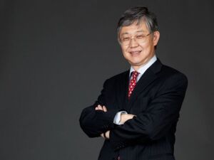 专访中原集团创始人施永青：2026年香港楼市将“峰回路转”，预测内地楼市仍以“休养生息”为主