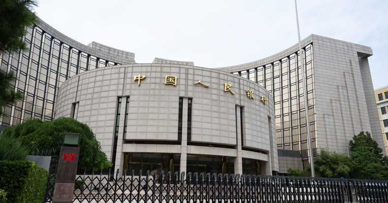 央行行长：有序推进人民币国际化