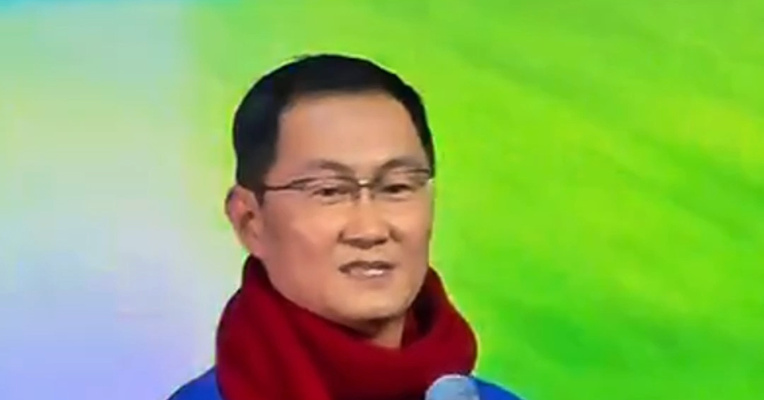 马化腾携高管在腾讯年会上唱歌，戴着印有企鹅标识的红围脖，还给员工扔QQ企鹅公仔互动