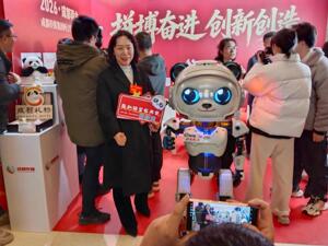 首个熊猫人形机器人在成都发布