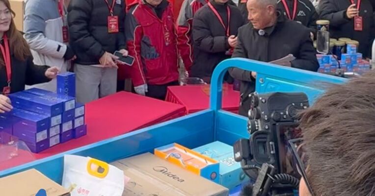 三轮车长龙排到村口！刘强东又给家乡父老送年货了！老家大门口贴春联：东哥策马迎春暖，强子感恩送福音