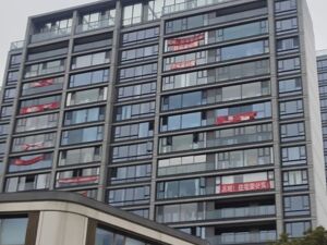 武汉一高端盘业主被要求“协助”卖房？3月31日前需帮开发商卖80套房，否则部分房源将变长租公寓