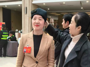 聚焦“人工智能+”，“成都造”AI健康帽等科技产品亮相市两会
