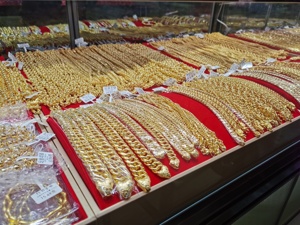 国际金银价格，罕见巨震！国内金饰克价连跌，有品牌两天跌90元！多重因素叠加，业内人士提醒......