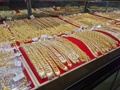 国际金银价格，罕见巨震！国内金饰克价连跌，有品牌两天跌90元！多重因素叠加，业内人士提醒......