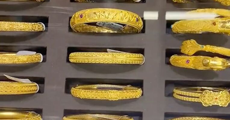 金饰克价单日大跌超百元 ！A股黄金板块下挫