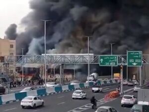 突发！伊朗首都一购物中心发生大火，现场冒出浓烟，集市内约有200个摊位在营业