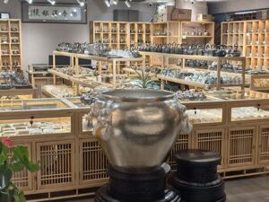 无惧黄金白银价格震荡，加工设备生意火爆，有商家部分设备已经被预约满，购买需等到年后