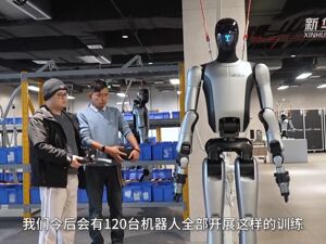 新春走基层丨教机器人学做“人”的机器人训练师