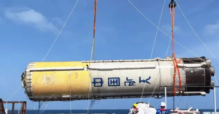 现场视频！我国完成首次火箭一级箭体海上打捞回收任务