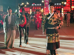 “李白”撒红包、“财神爷”送福、机器人比心……天府新区这场新春派对主打古今穿越，将年味与趣味拉满