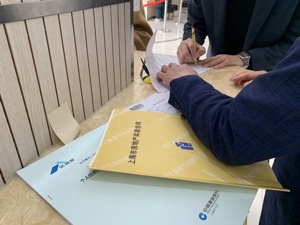 上海二手房交易中心乌泱泱挤满人，感受楼市“小阳春”｜新春走基层
