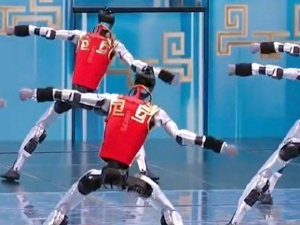 热搜爆了！机器人“扎堆”上春晚，表演翻跟头、“伸头”绝技、蔡明时隔多年又和机器人联动了
