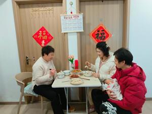 新春走基层丨“一张床、一间房、一套房”里的别样新年