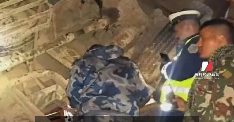尼泊尔巴士坠河致18人死亡 一中国公民在事故中失联