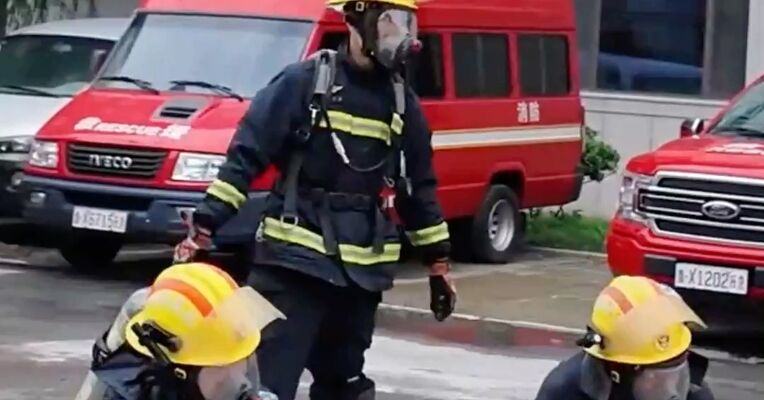 国家消防救援人员法草案，明确招录和退出等制度