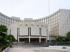 央行宣布将远期售汇风险准备金率从20%下调至0 专家：保持人民币汇率在合理均衡水平上基本稳定