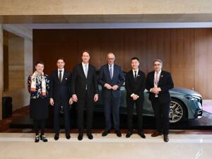德国总理默茨试乘新一代梅赛德斯-奔驰S级轿车 感受Momenta智驾系统