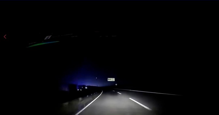 夜间高速行驶途中  语音控制“关掉阅读灯”却关掉大灯 领克致歉：已推优化方案