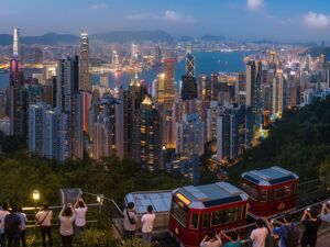 逆势“封神”！港股超70只个股冲破历史峰值 大跌市道里的“避风港”密码全解析