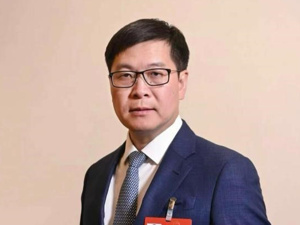 履职第八年，全国人大代表姚劲波今年聚焦：人人会用AI、强化家政供给、刺激住房交易、让家庭“敢生”并“养得好”