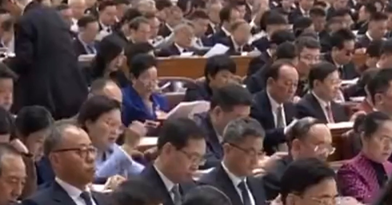 政府工作报告：中国人民有信心有智慧有力量战胜一切艰难险阻