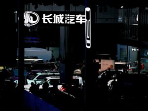 魏牌V9X海报涉嫌抄袭 长城汽车董事长魏建军回应并致歉：责任在于审核把关不严