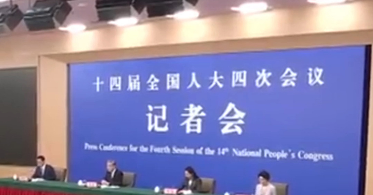 王毅谈外交为民：面前的世界乱象丛生 身后的祖国稳如泰山