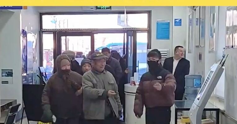 存在线下推介转线上销售，逃逸“双录”的违规行为，老年人理财亏钱银行赔了30%