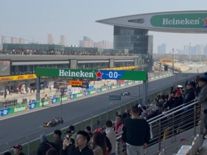 2026 F1上海站鸣枪在即：新规争议、中国元素，与一场23万人的狂欢
