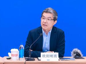 欧阳明高详解新能源汽车未来发展图景：纯电驱动优势将愈发突出，全固态电池产业化尚需三至五年