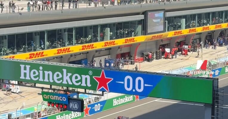 零距离感受F1上海站：超快换胎速度 偶遇车手拉塞尔