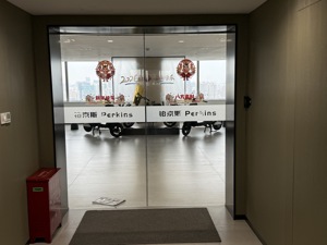 实探“3·15”晚会提及的上海两电动车租赁公司：畅派出行大门紧闭；疑似桔琪出行关联企业否认违规