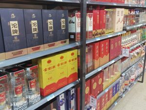 从茅台、五粮液，到习酒、郎酒……头部酒企纷纷“下调”出厂价，白酒打响份额抢位战？