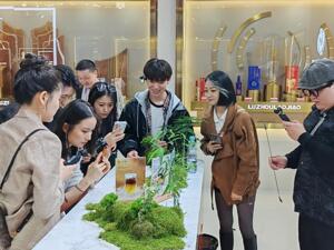 网络达人集结川酒产区：走进泸州，解码白酒年轻化新路径