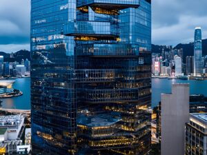 港股速报 | 港股高开反弹 张忆东最新观点：把握中国硬核资产战略性机遇