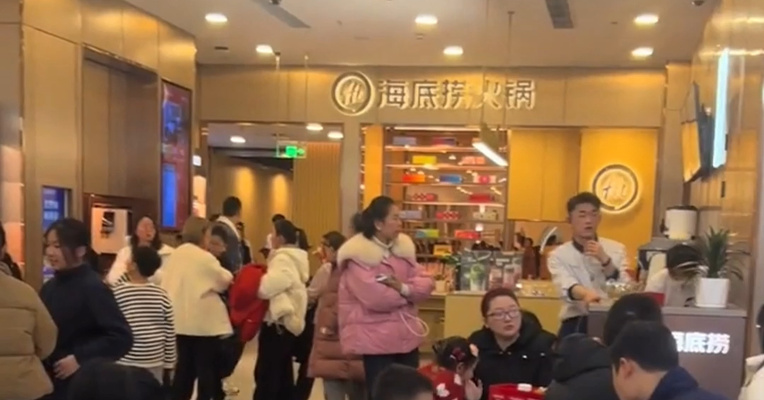海底捞去年营收超432亿元，人均消费97.7元，一年接待顾客超3.8亿人次