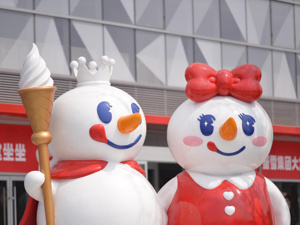 蜜雪集团交卷上市首考：2025年营收净利双增超三成，幸运咖迎来全面升级