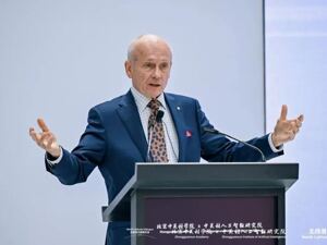 巅峰对话AI时代经济增长：诺奖经济学家彼得·豪伊特抛出增长七要素，中关村学者激辩人机共生新规则