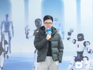 万台机器人下线，对话智元总裁彭志辉：灵巧手硬件仍是瓶颈，规模化带来物理AI进化